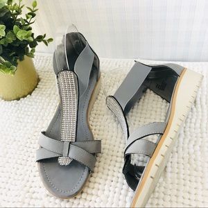Me Too Farrah low wedge sandals gray leather Sz 8W